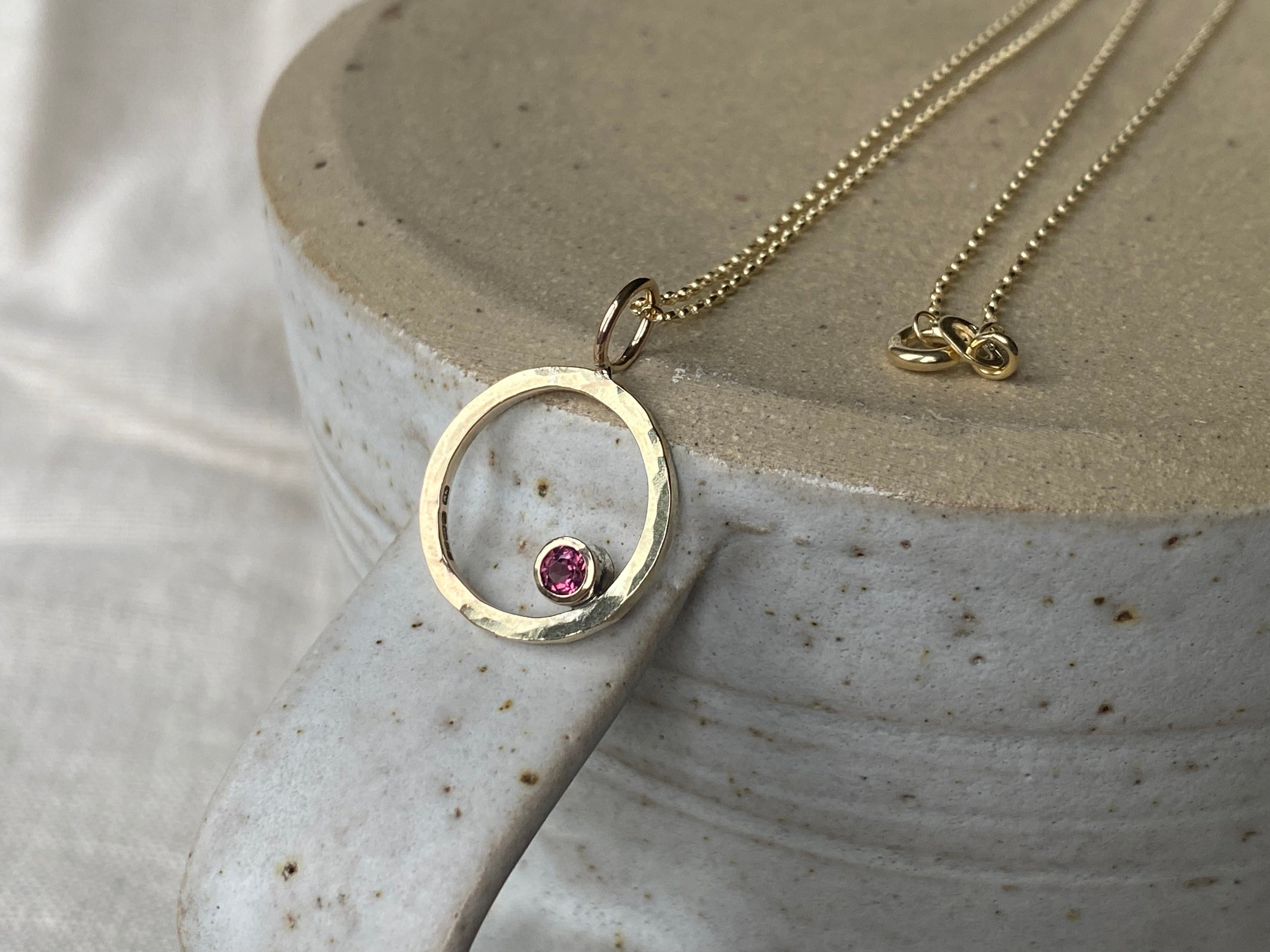 New - Solid 9ct Yellow Gold and Rhodilite Garnet sparkle necklace NM47