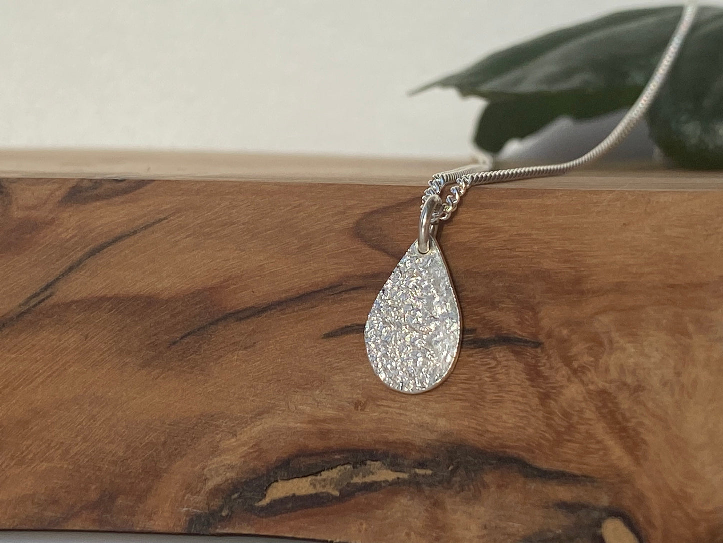 Reticulated silver drop necklace NM47