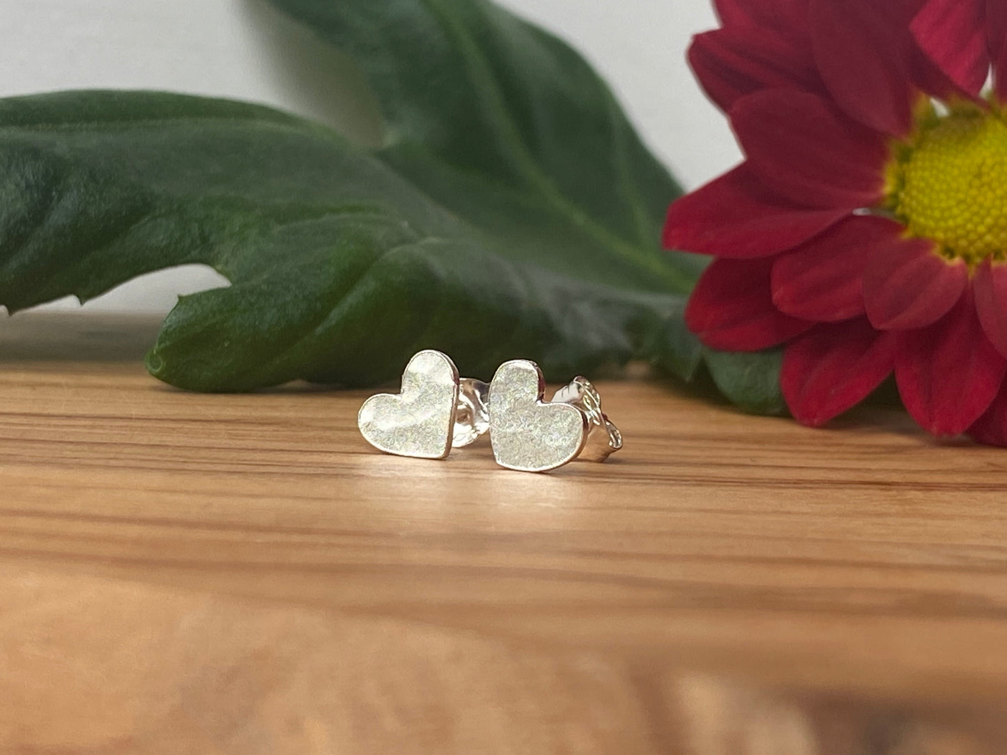 Hammered heart studs NM47