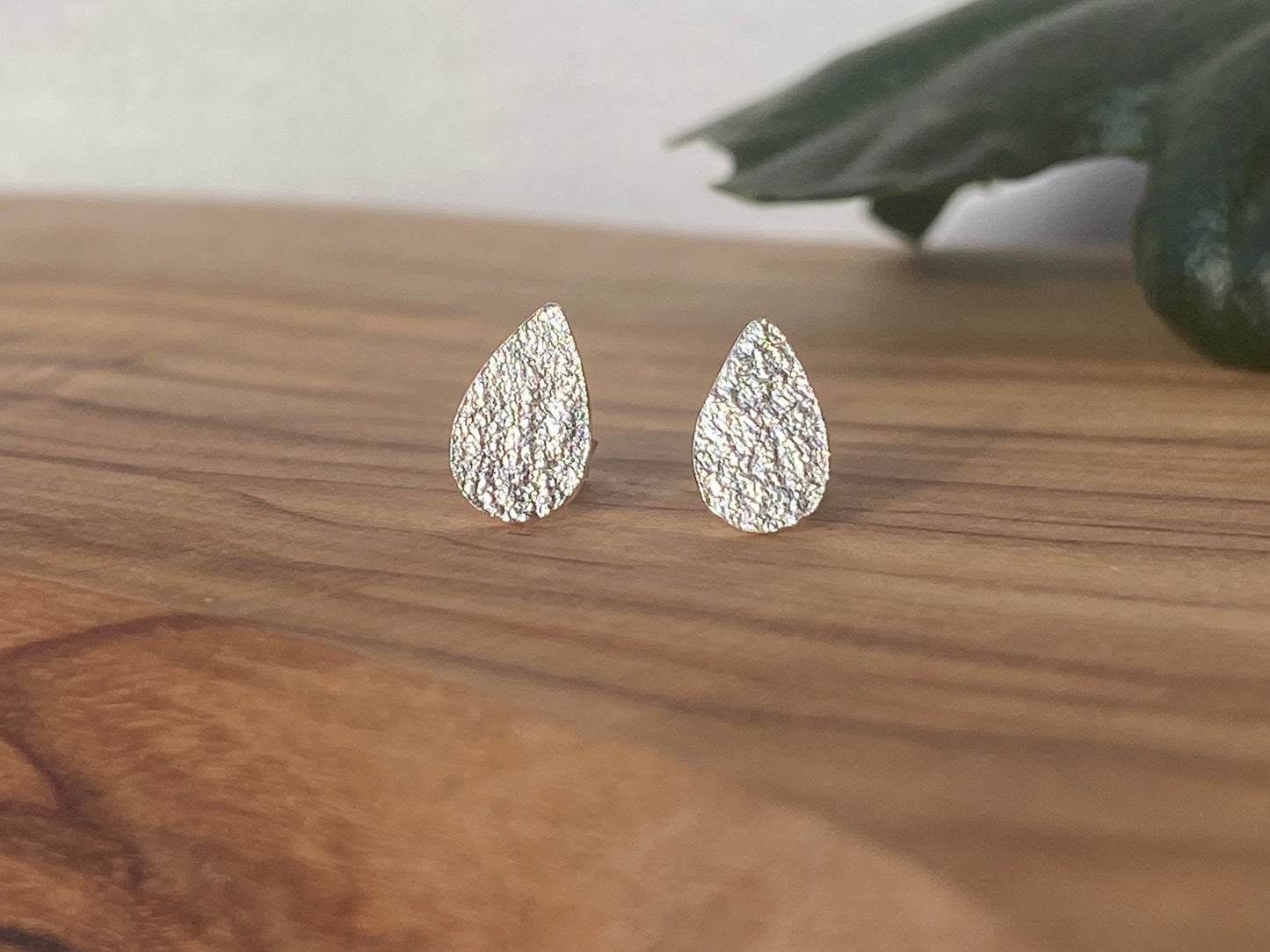Reticulated silver drop studs NM47