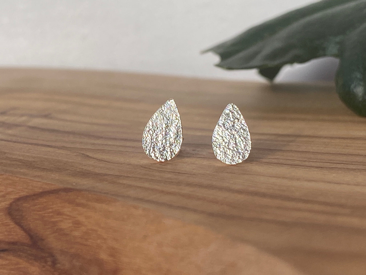 Reticulated silver drop studs NM47