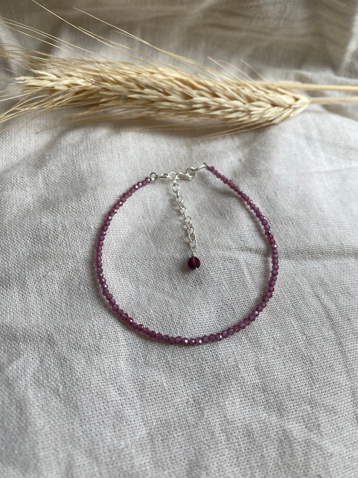 Gemstone beaded bracelet - Garnet - January birthstone NM47