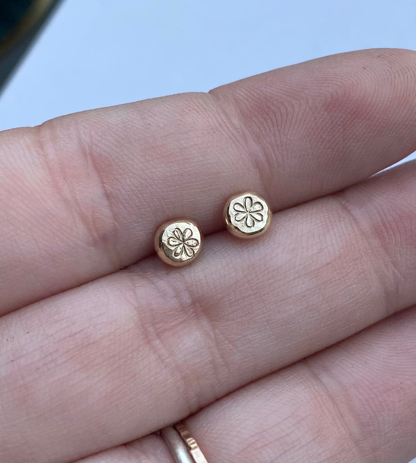 Solid 9ct yellow gold flower nugget studs NM47