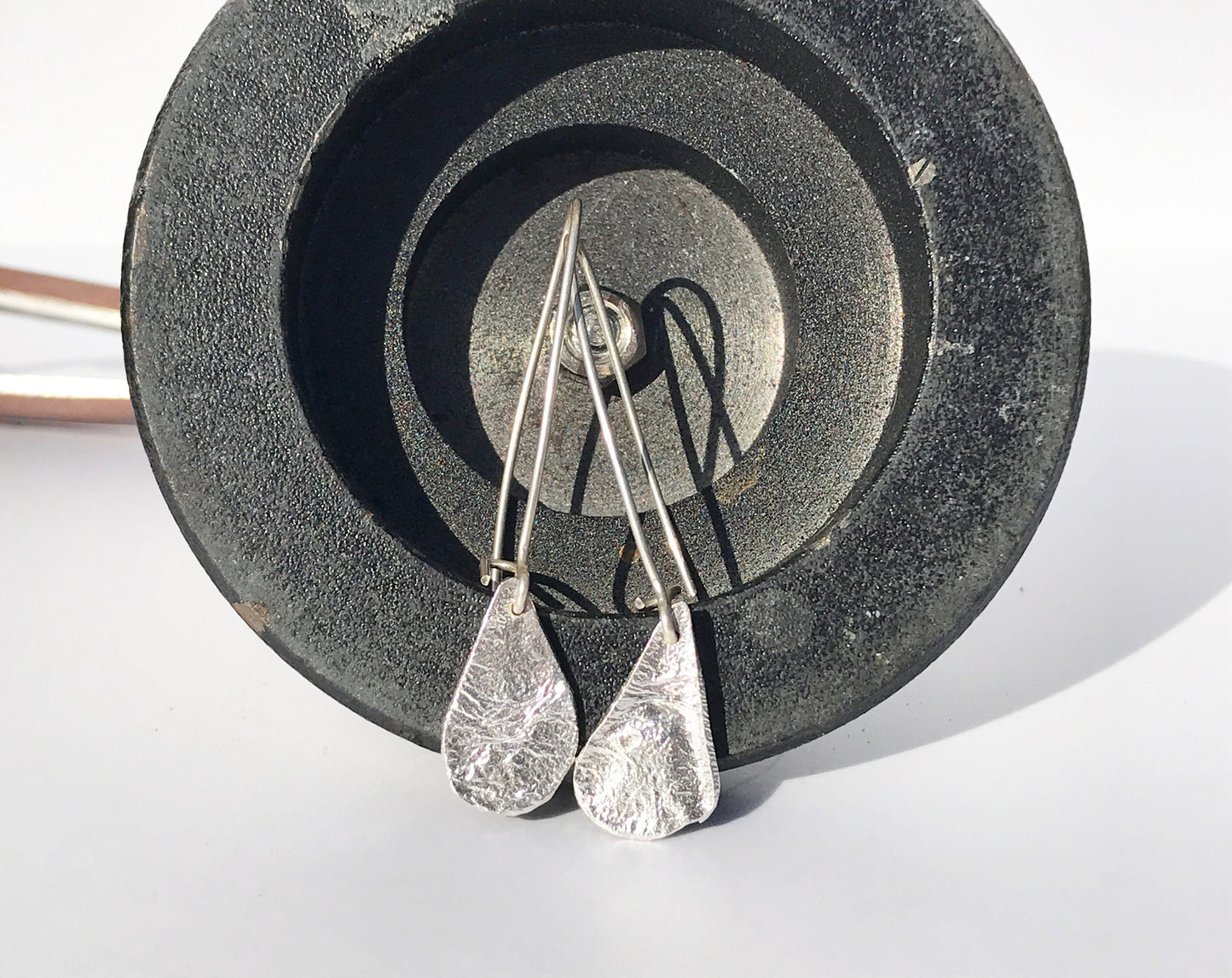Silver reticulated drop earrings NM47