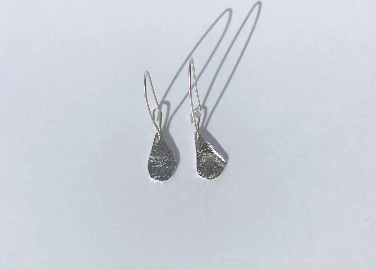 Silver reticulated drop earrings NM47