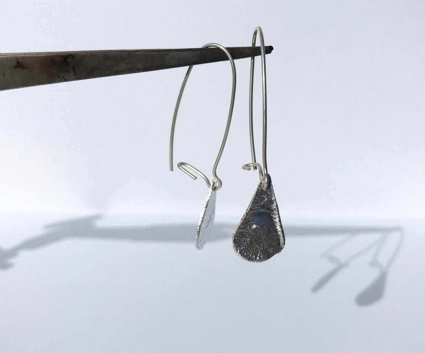 Silver reticulated drop earrings NM47