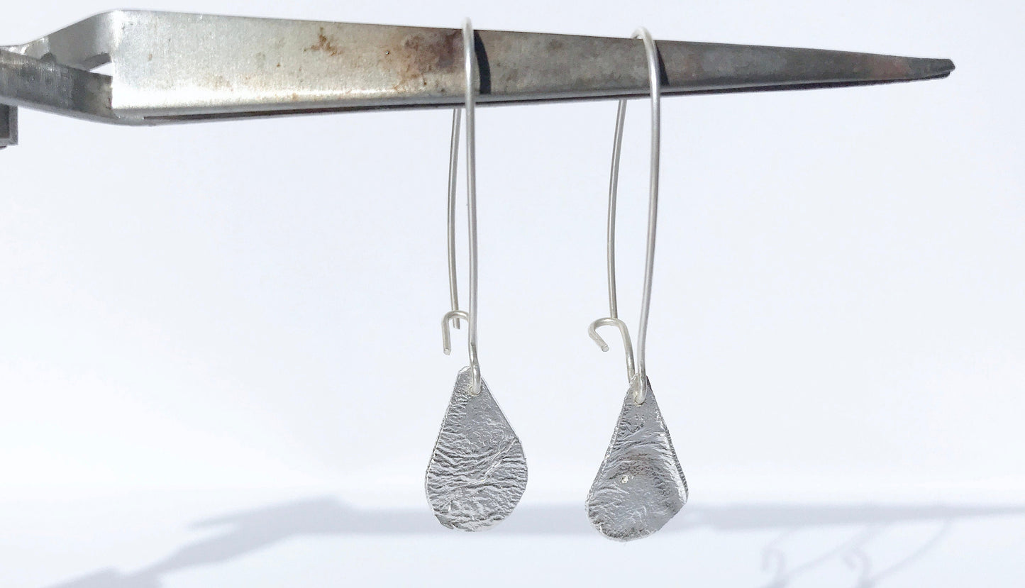 Silver reticulated drop earrings NM47