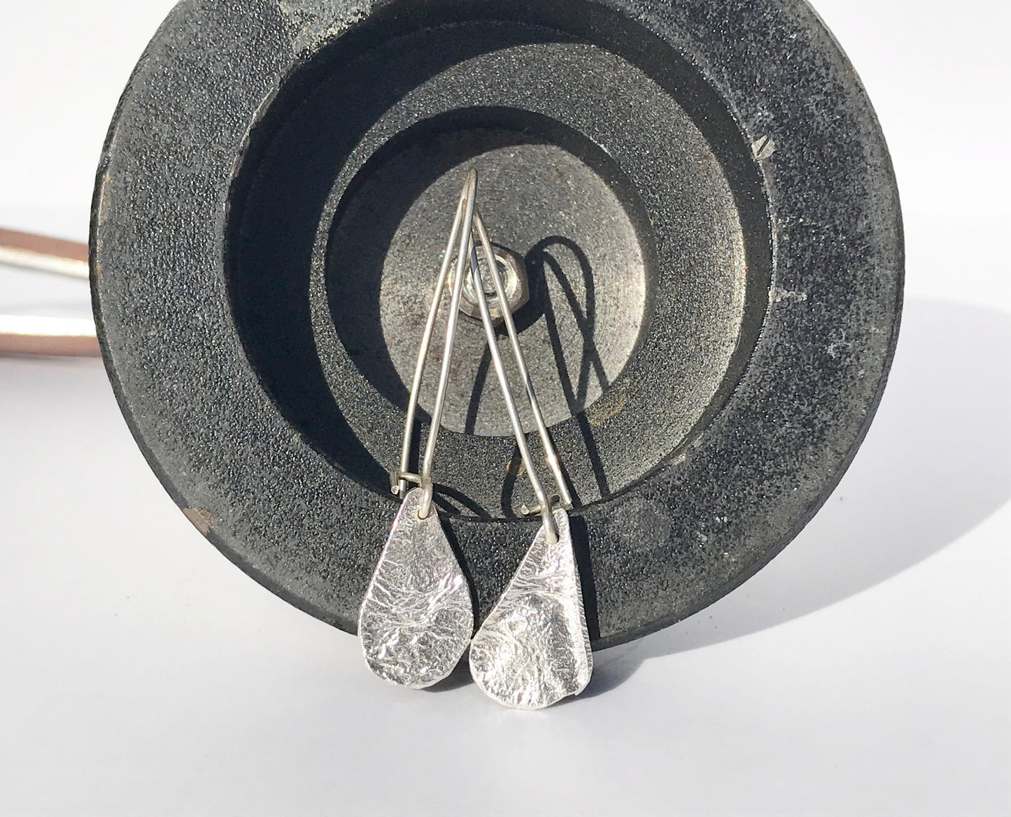 Silver reticulated drop earrings NM47