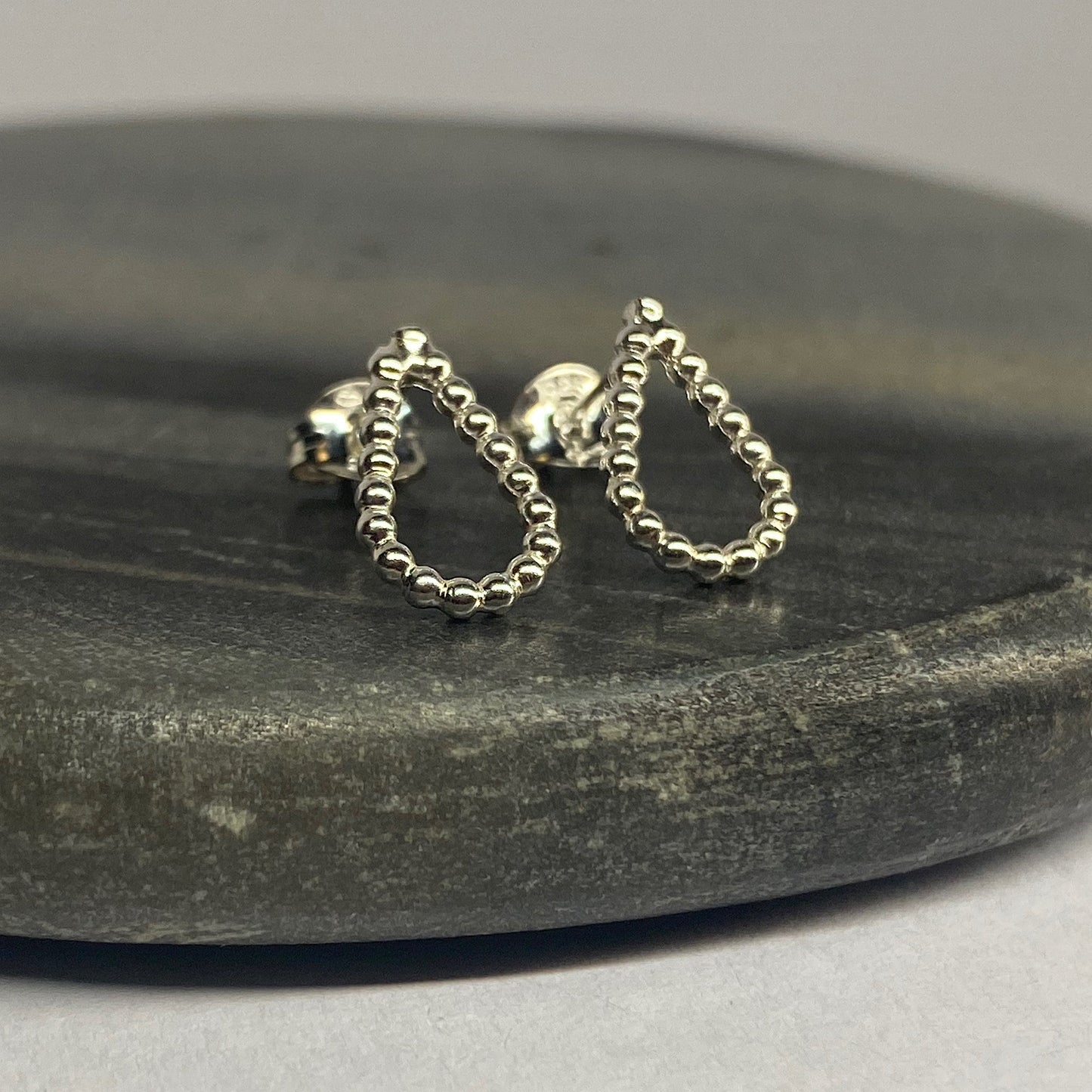 Beaded silver studs - Drop shape NM47