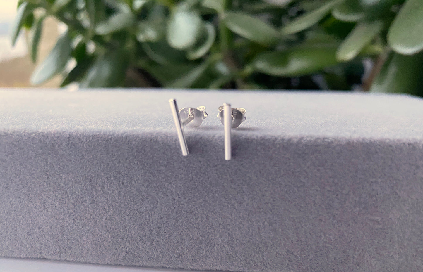 Skinny silver line studs NM47