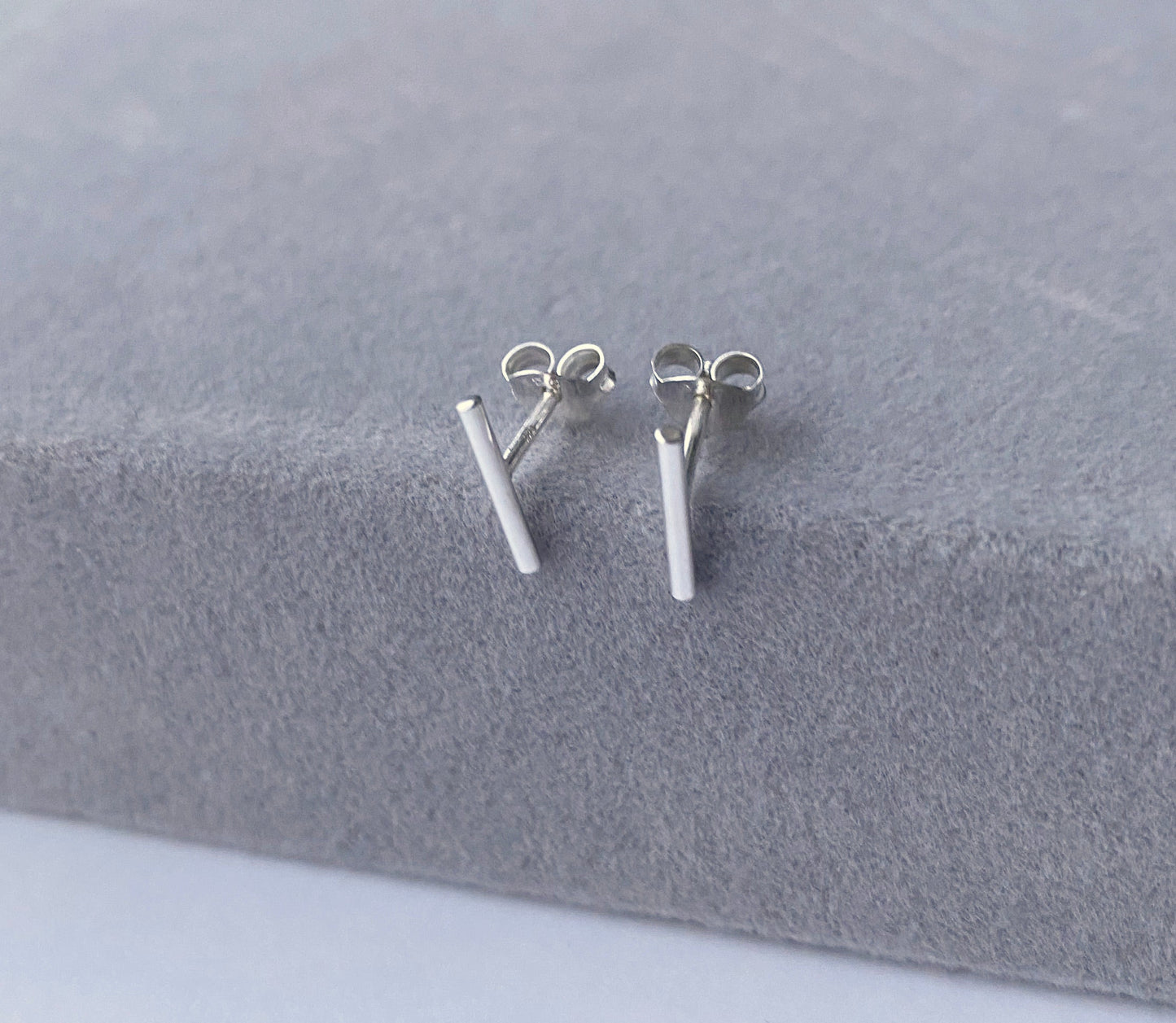Skinny silver line studs NM47