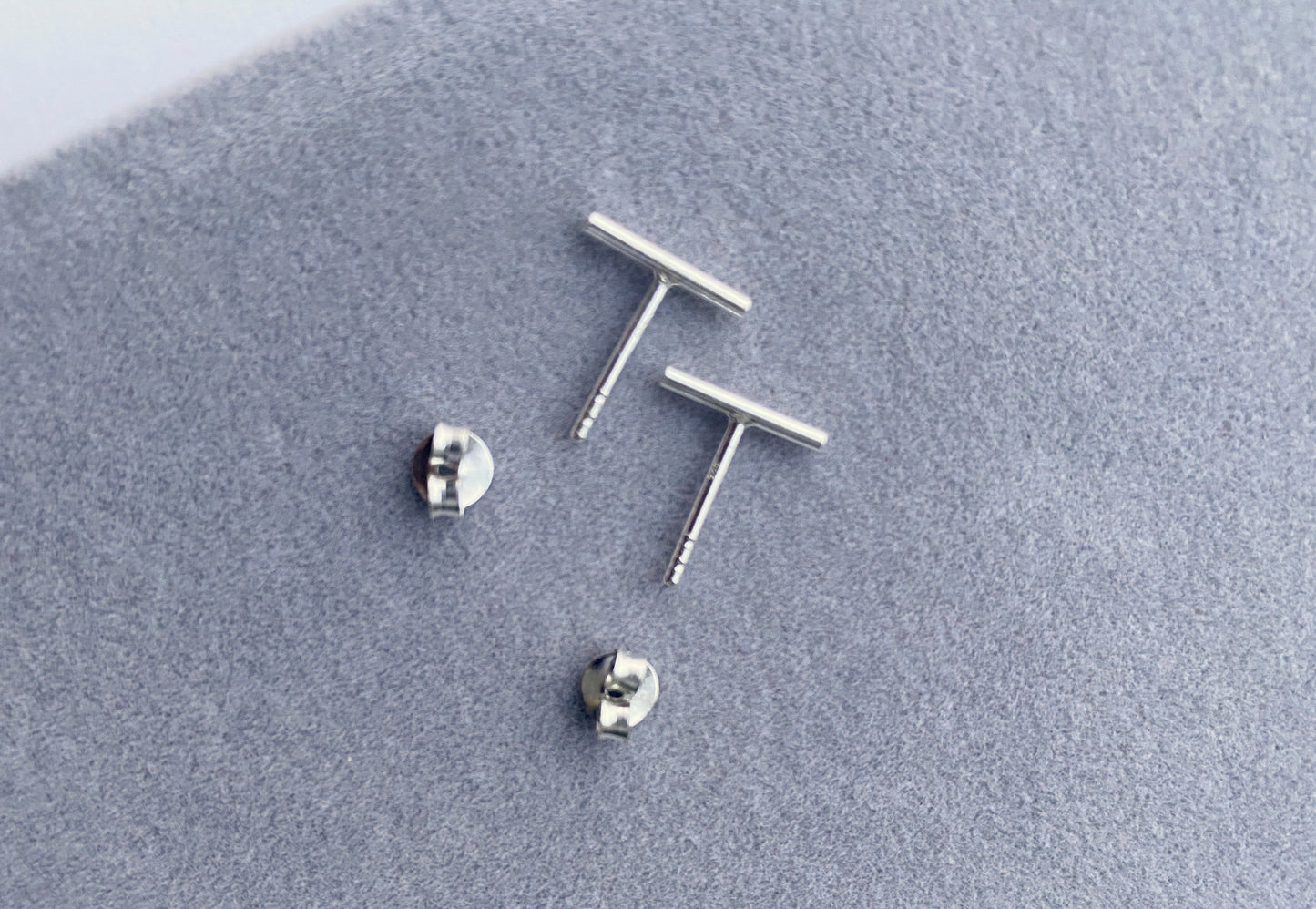 Skinny silver line studs NM47