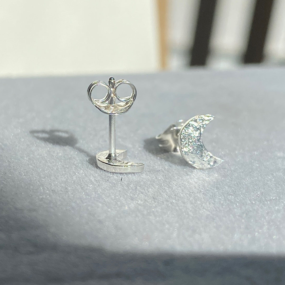 Luna Crescent moon studs NM47