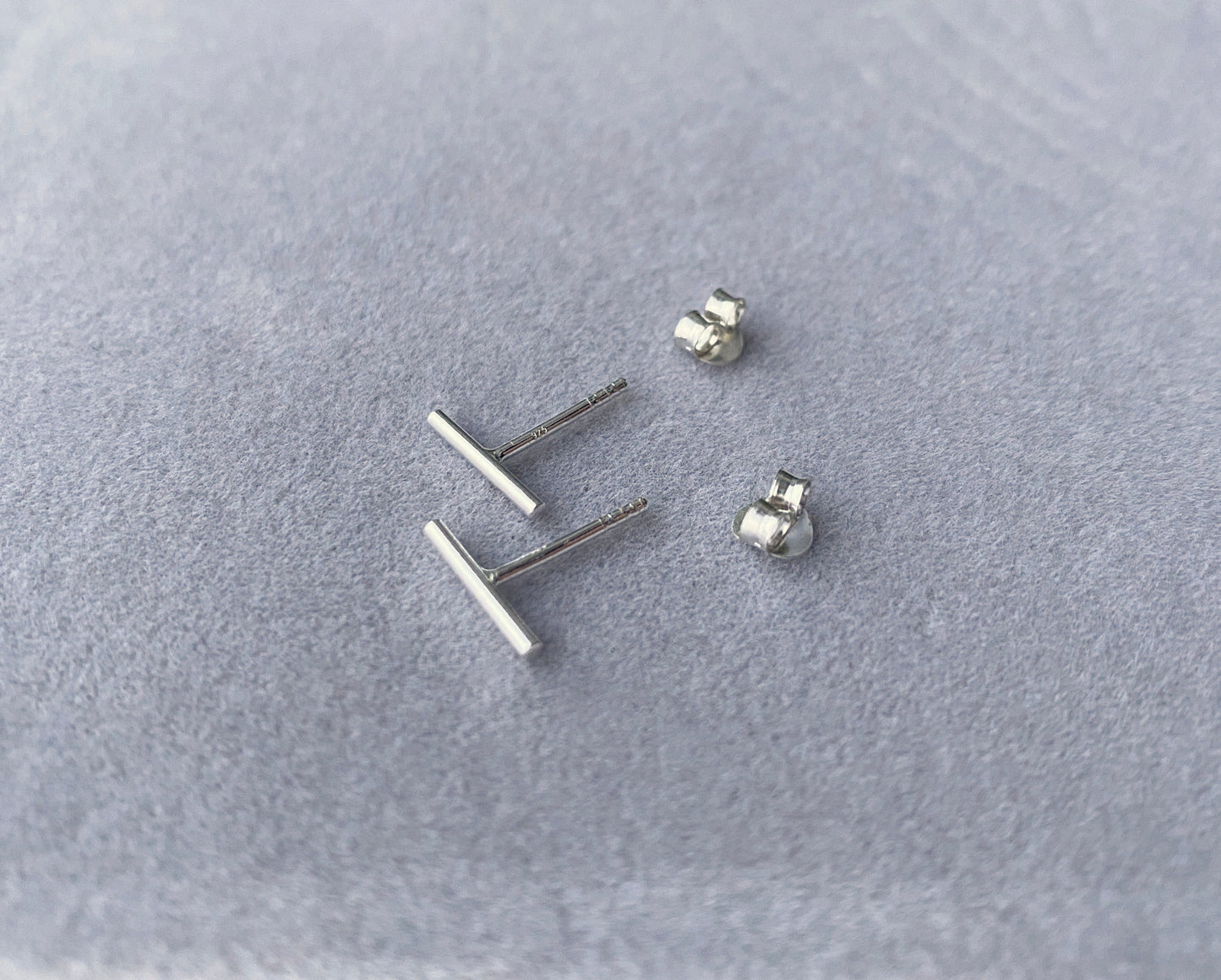 Skinny silver line studs NM47