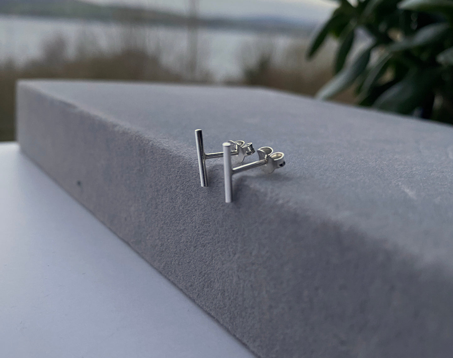 Skinny silver line studs NM47