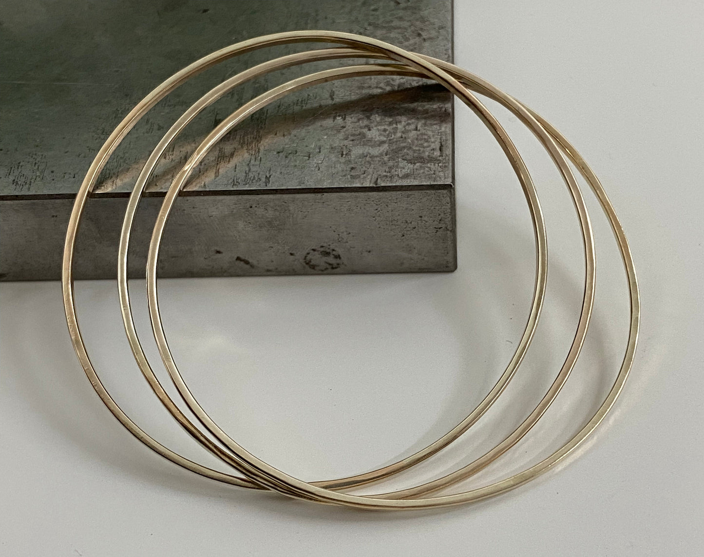Solid 9ct recycled yellow gold interlinked bangle NM47