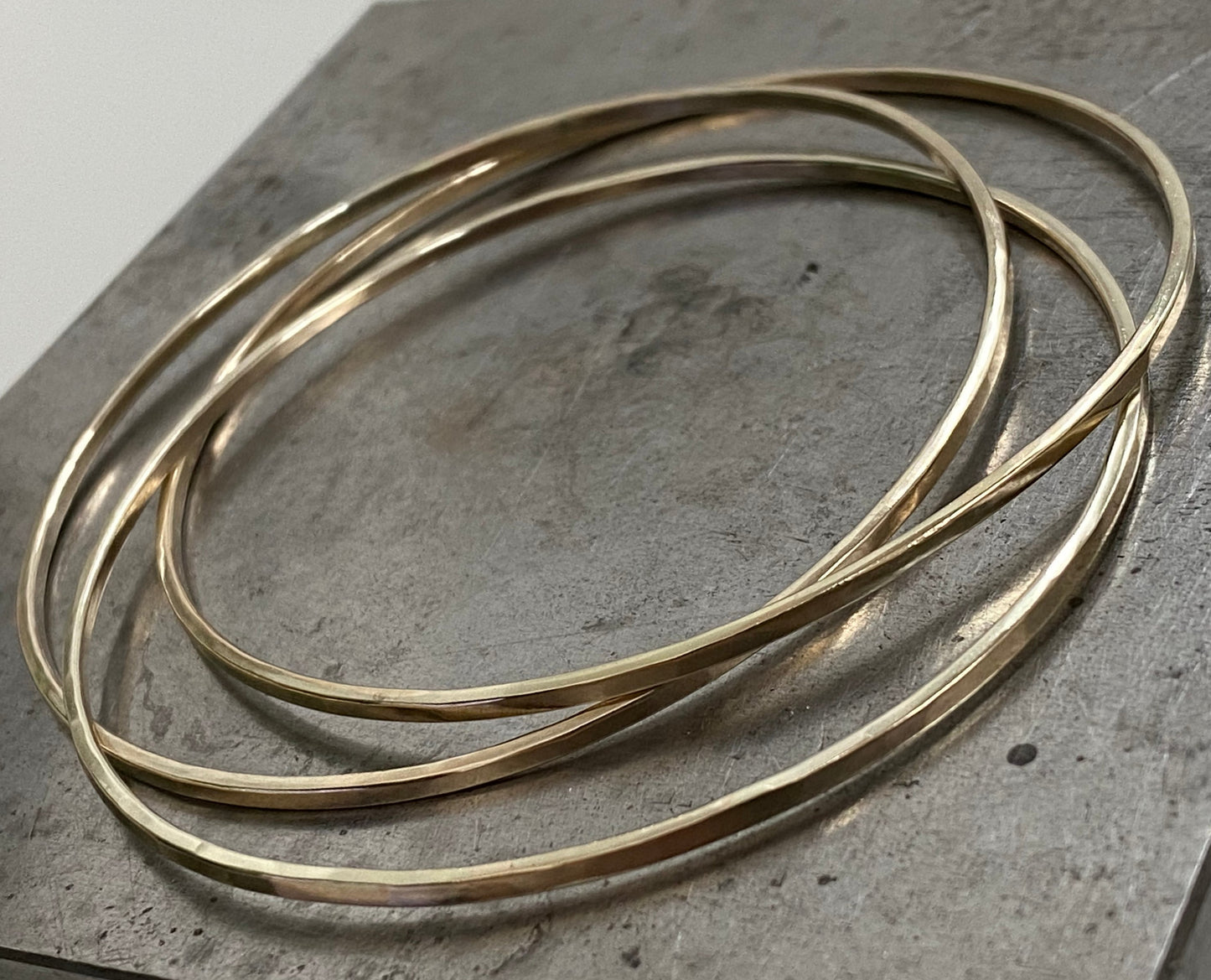 Solid 9ct recycled yellow gold interlinked bangle NM47
