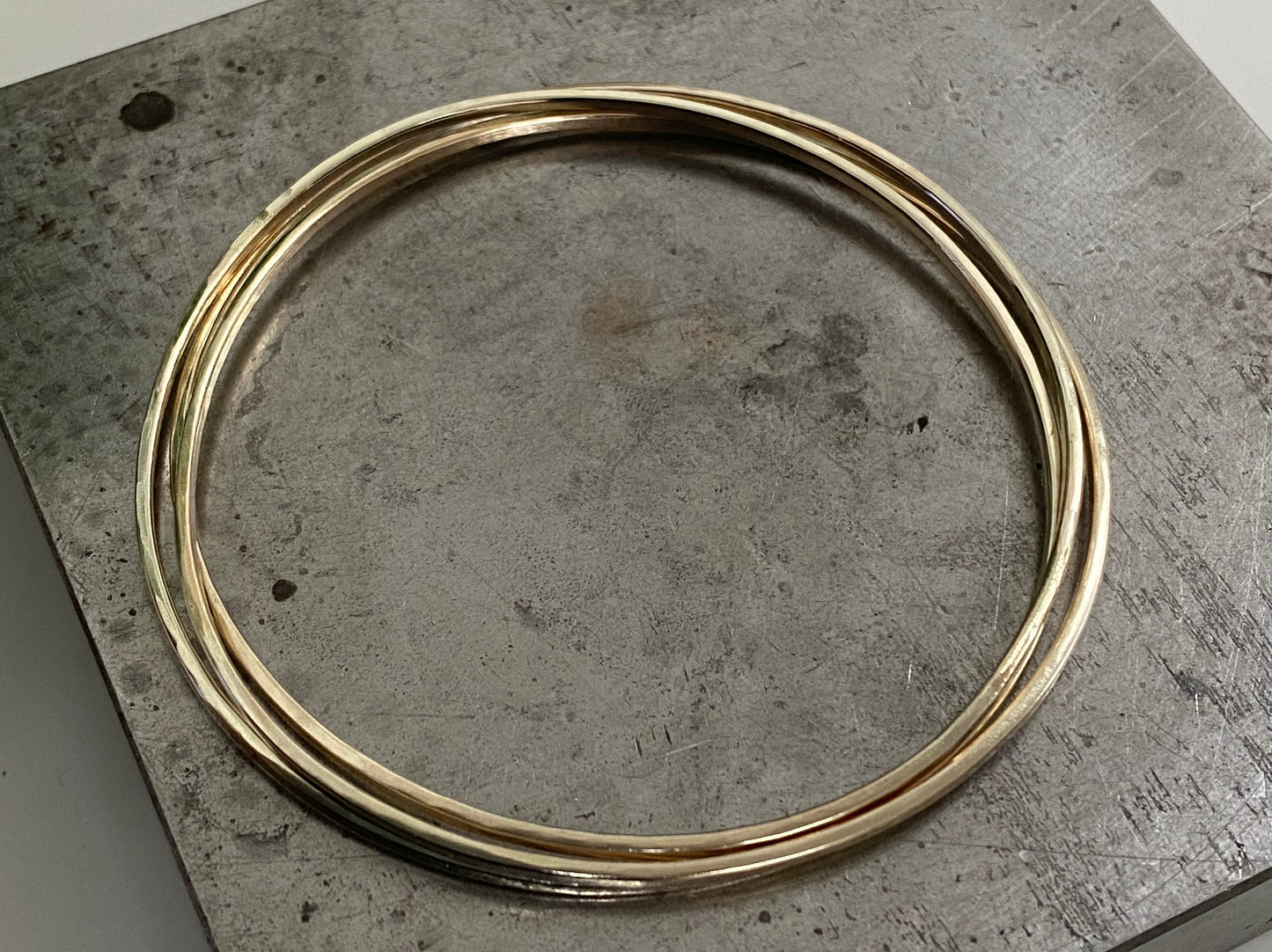 Solid 9ct recycled yellow gold interlinked bangle NM47