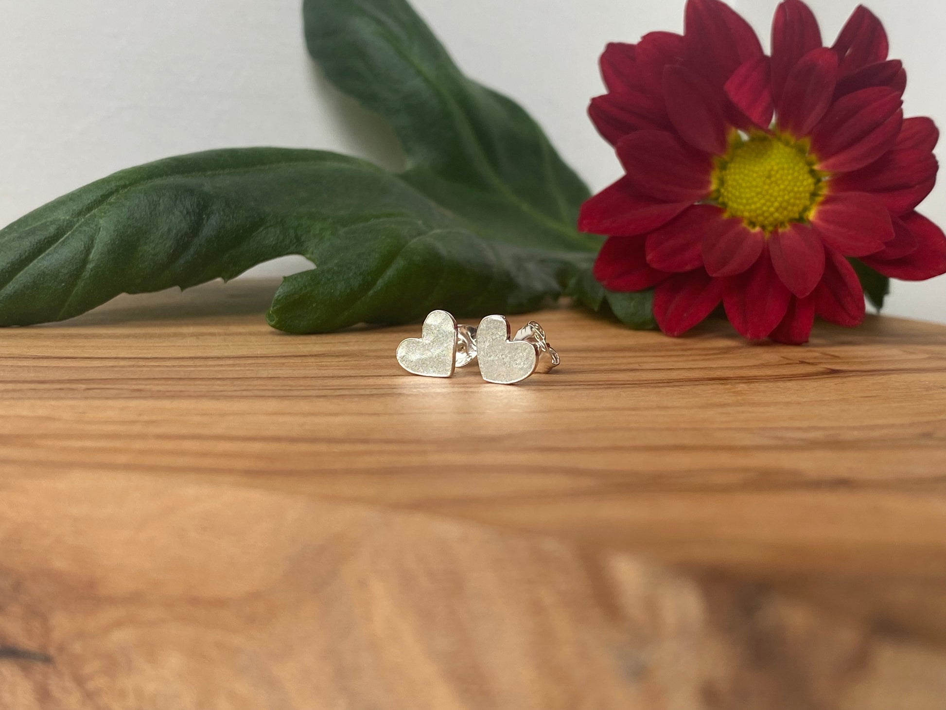 Hammered heart studs NM47