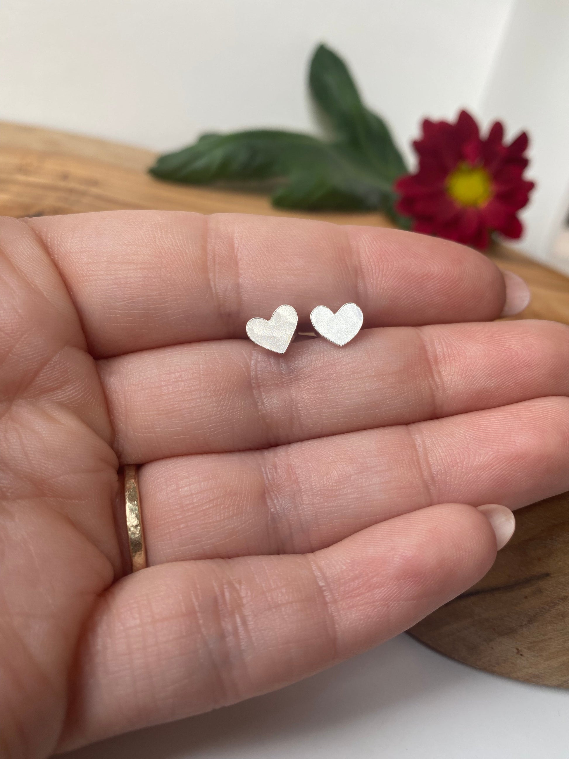 Hammered heart studs NM47