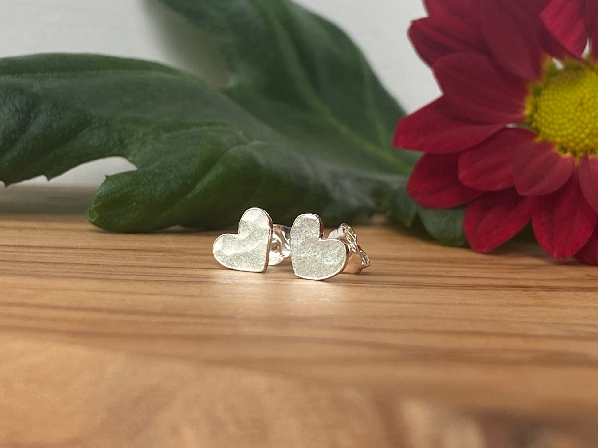 Hammered heart studs NM47
