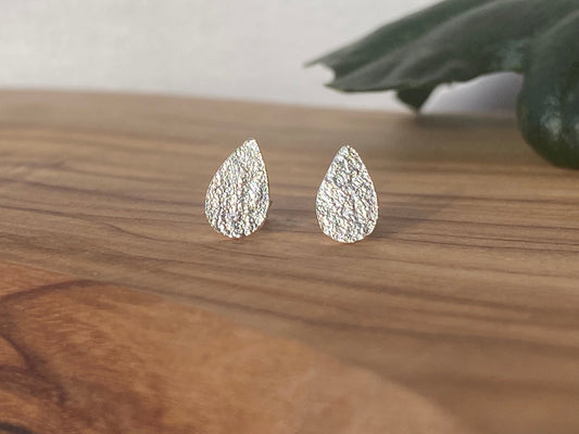 Reticulated silver drop studs NM47