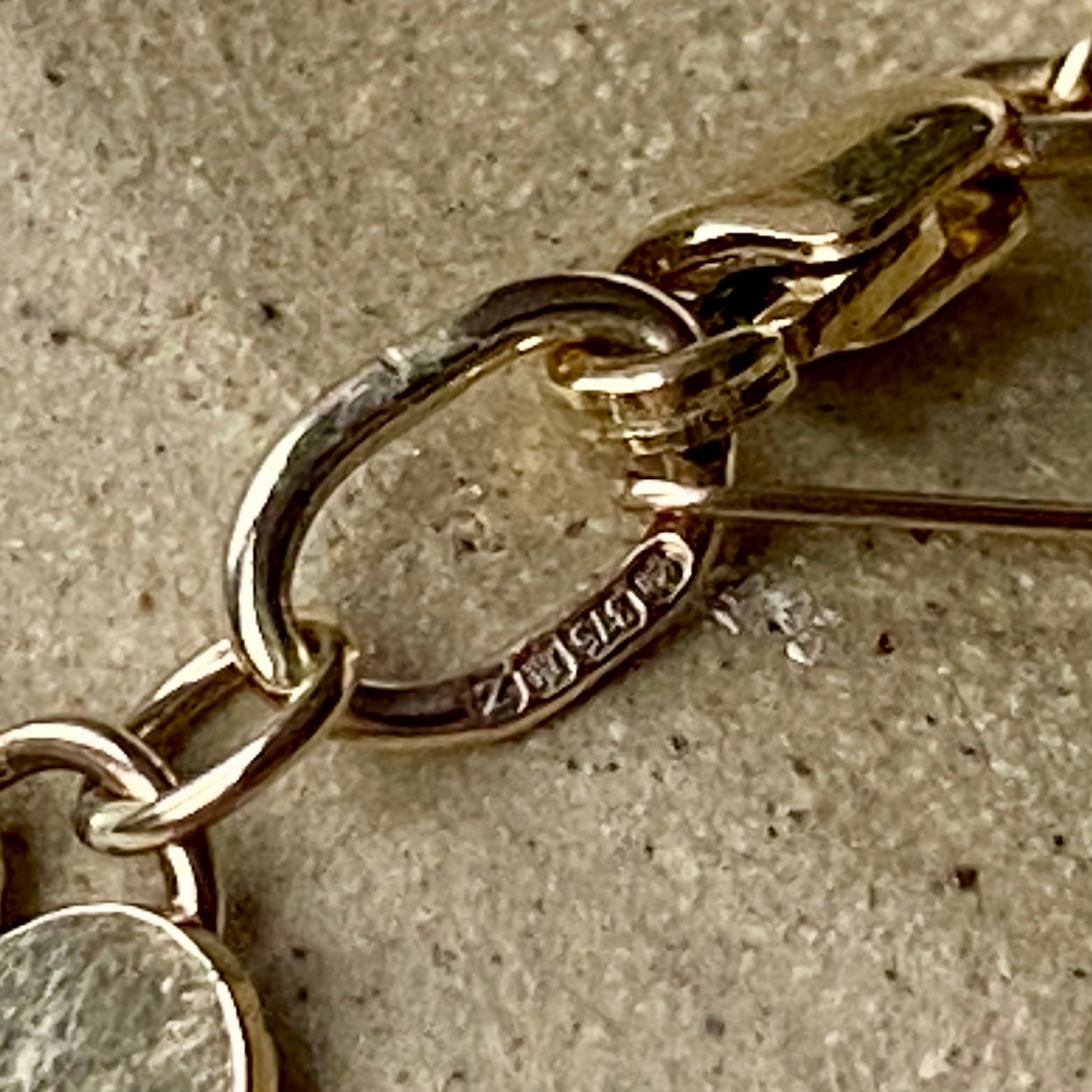 New - Solid 9ct Yellow Gold heart bracelet NM47