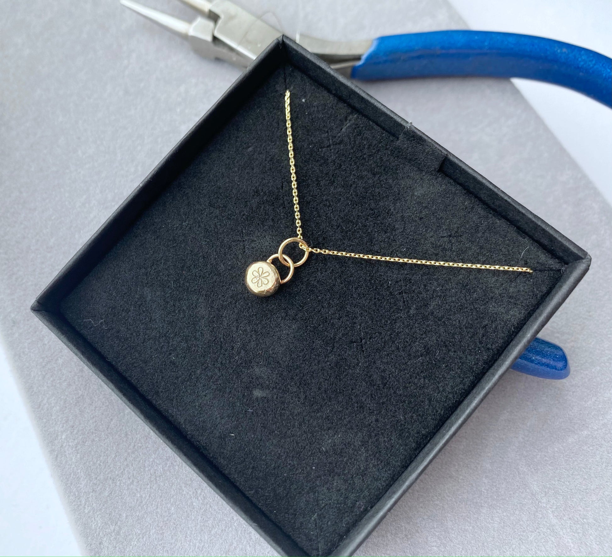 Solid 9ct yellow gold nugget necklace - flower NM47