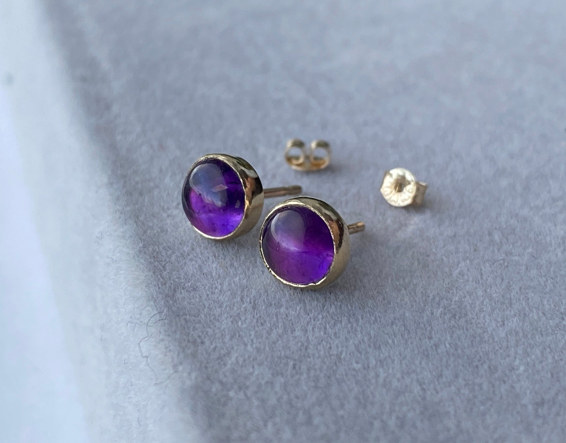 Solid 9ct gold Amethyst studs NM47