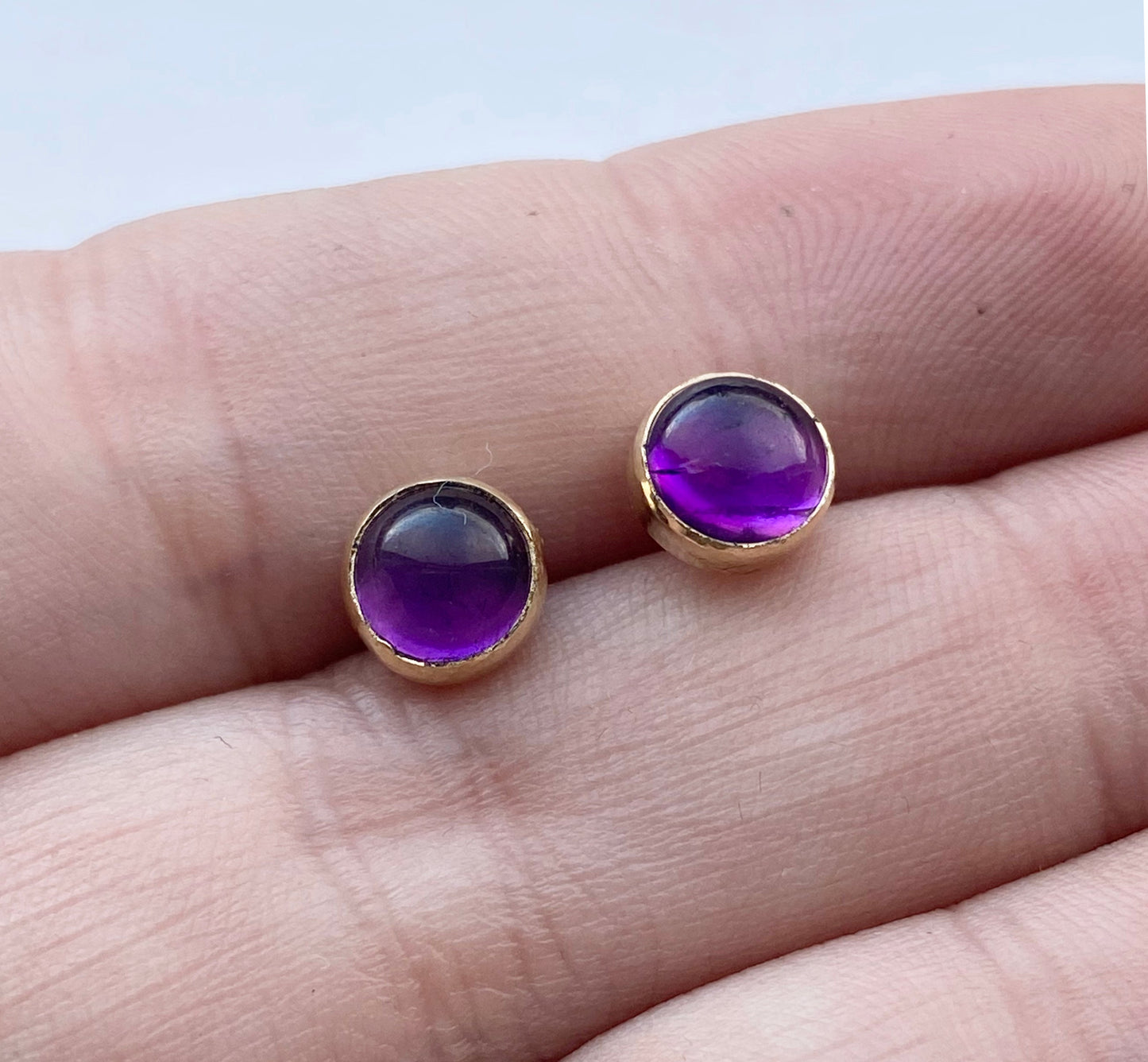 Solid 9ct gold Amethyst studs NM47