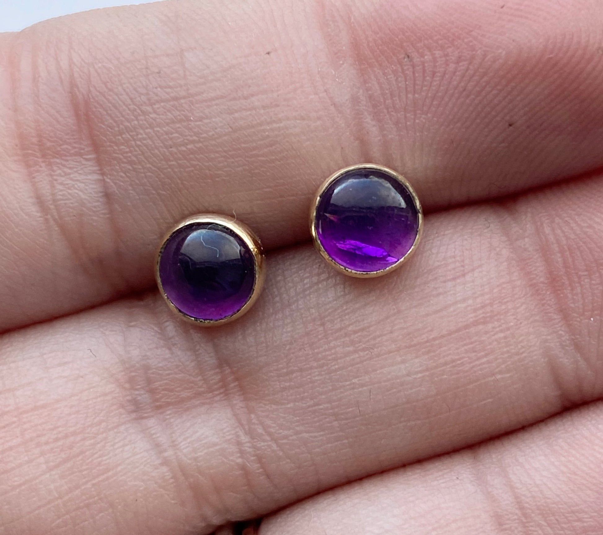 Solid 9ct gold Amethyst studs NM47