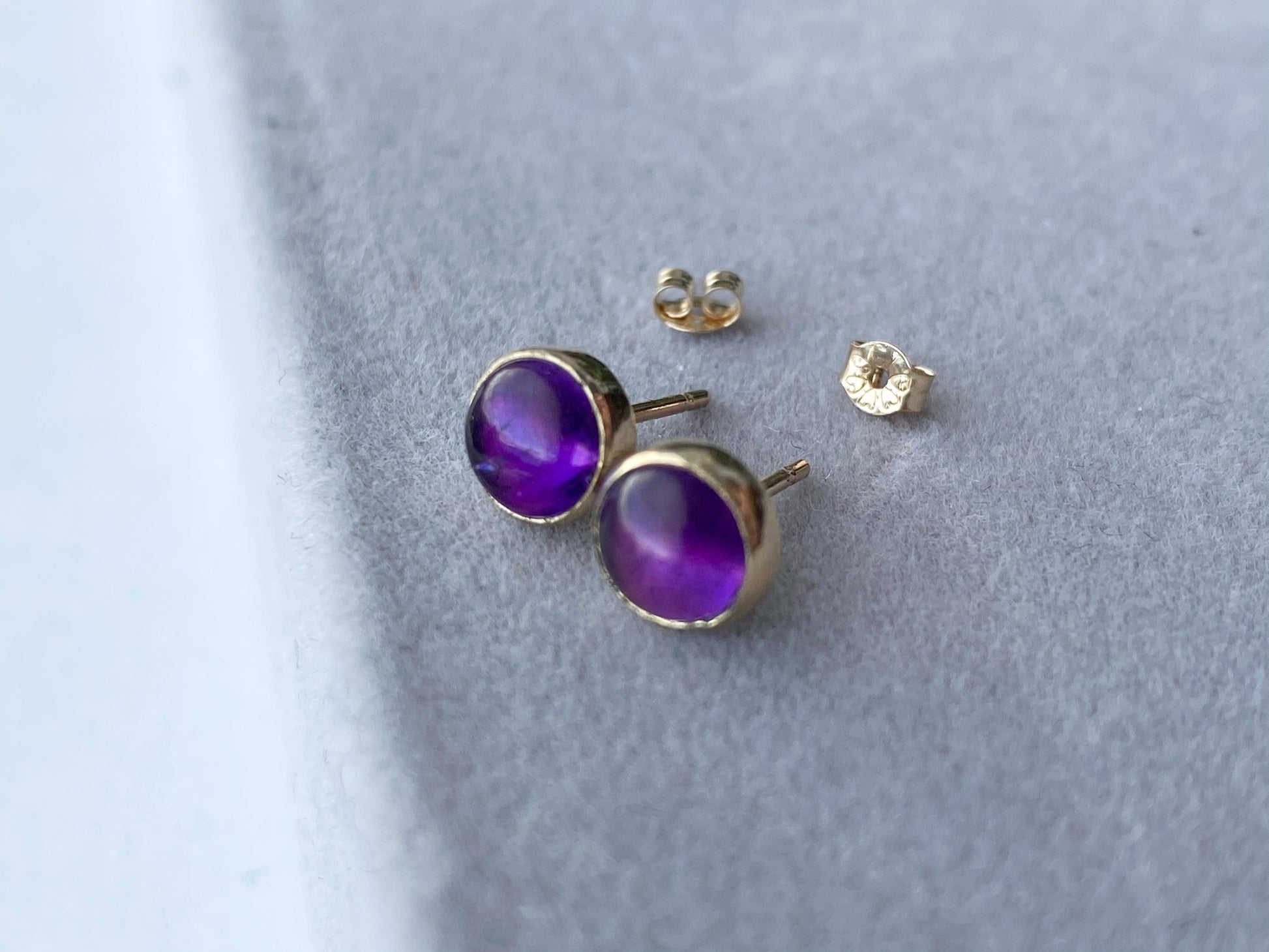 Solid 9ct gold Amethyst studs NM47