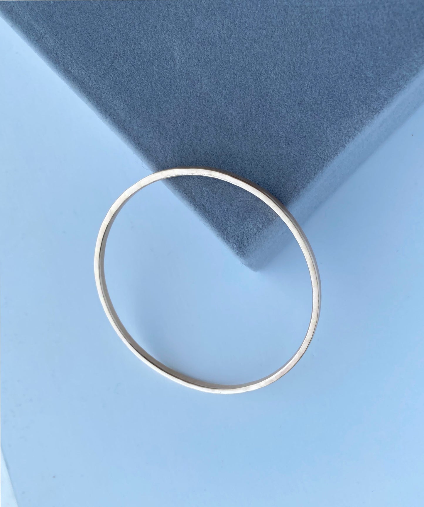 Solid 9ct yellow gold bangle