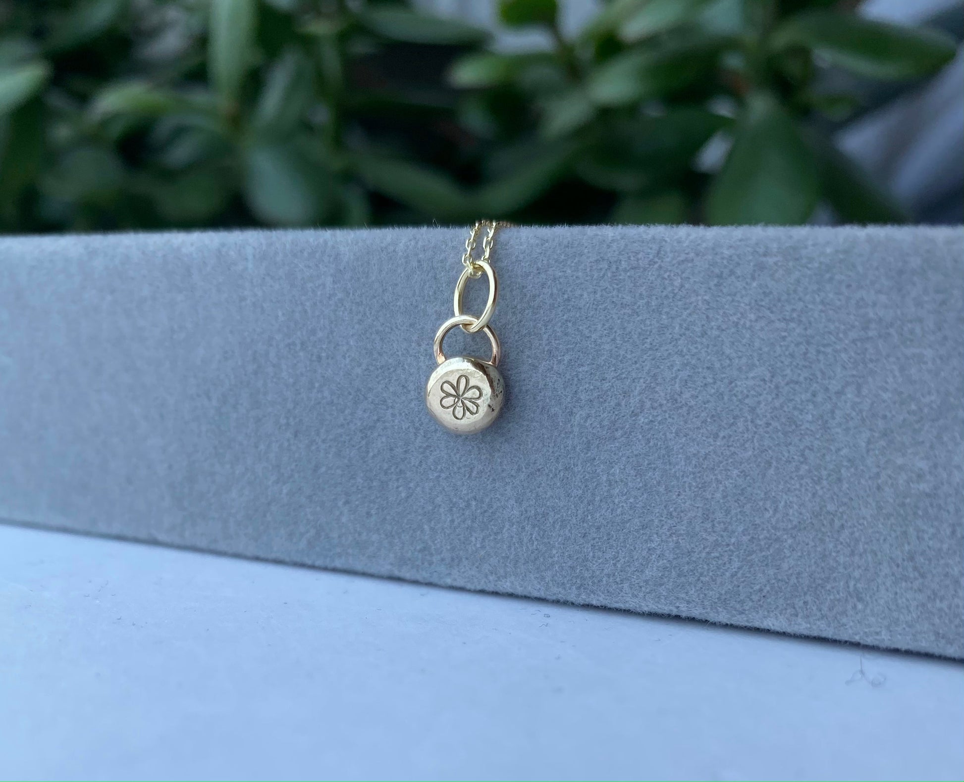 Solid 9ct yellow gold nugget necklace - flower NM47