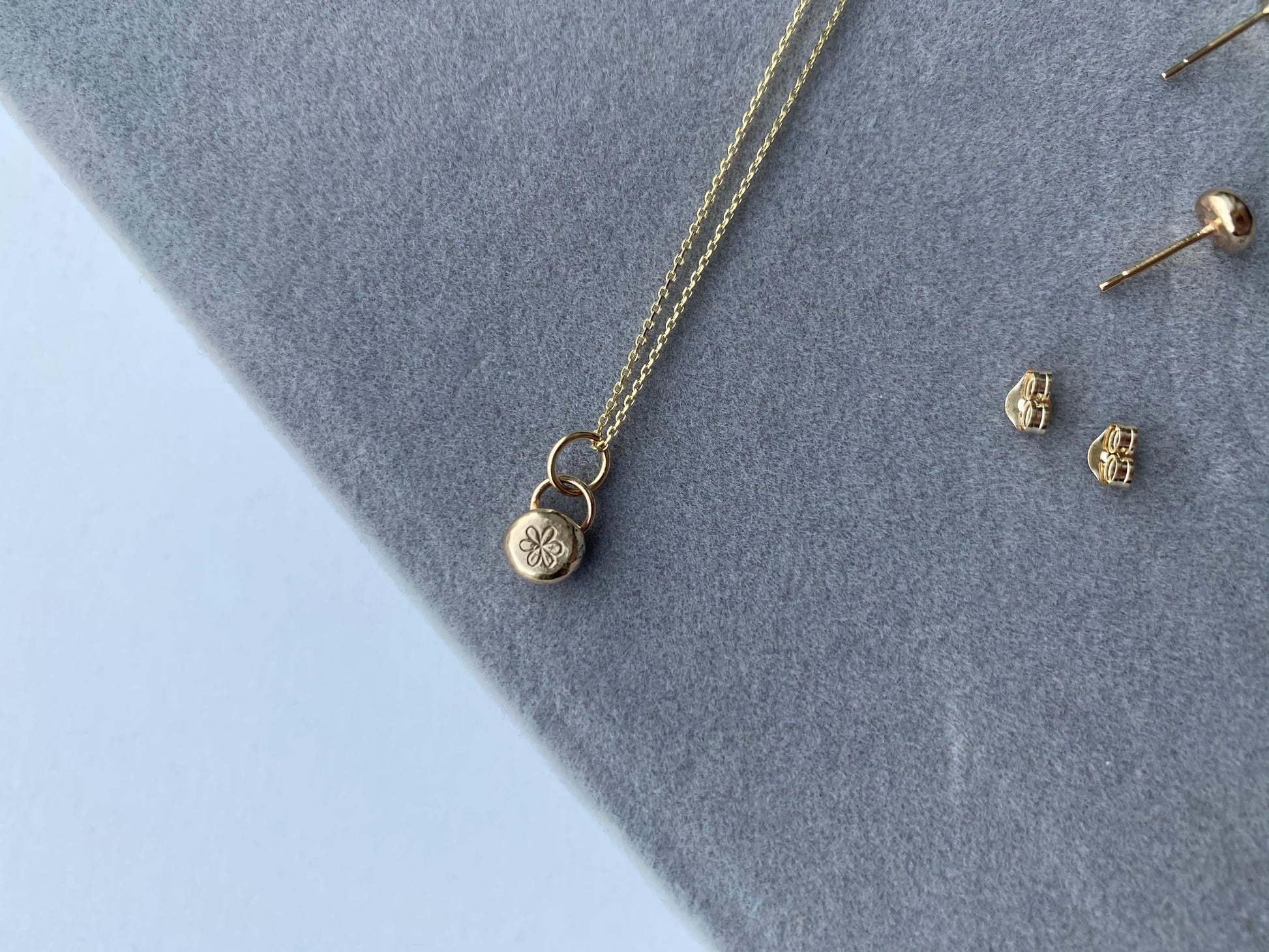 Solid 9ct yellow gold nugget necklace - flower NM47