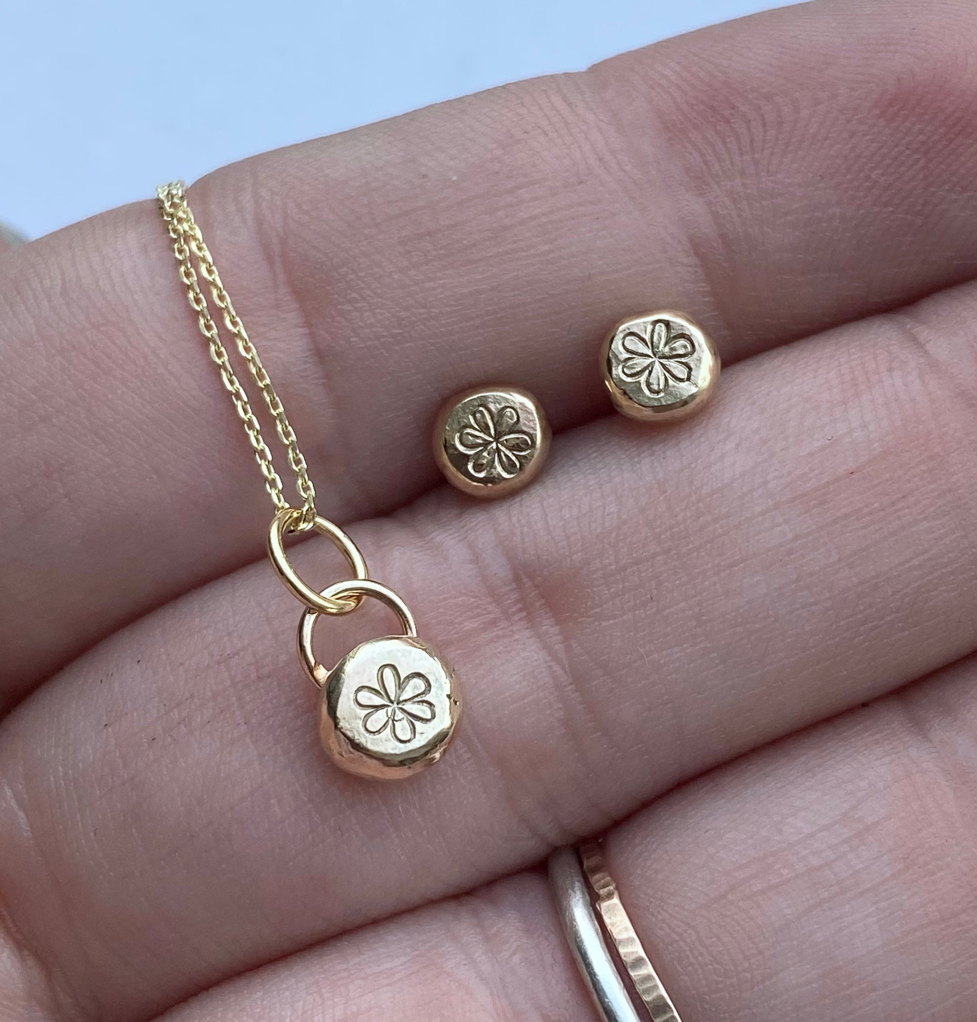 Solid 9ct yellow gold nugget necklace - flower NM47