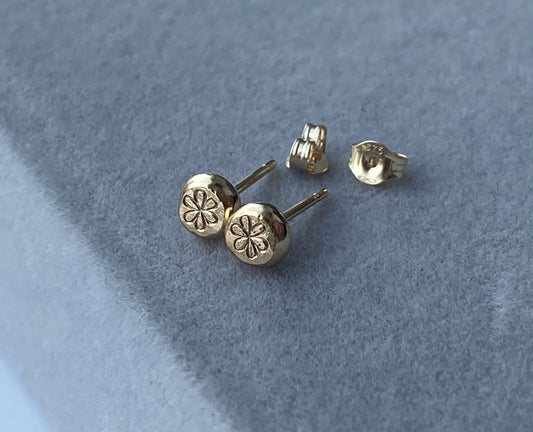 Solid 9ct yellow gold flower nugget studs NM47