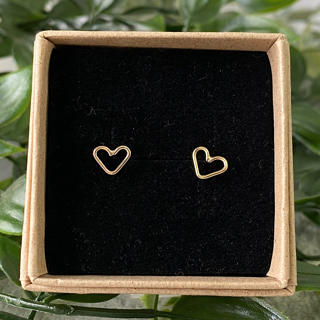 9ct Yellow Gold Wire heart stud earrings NM47