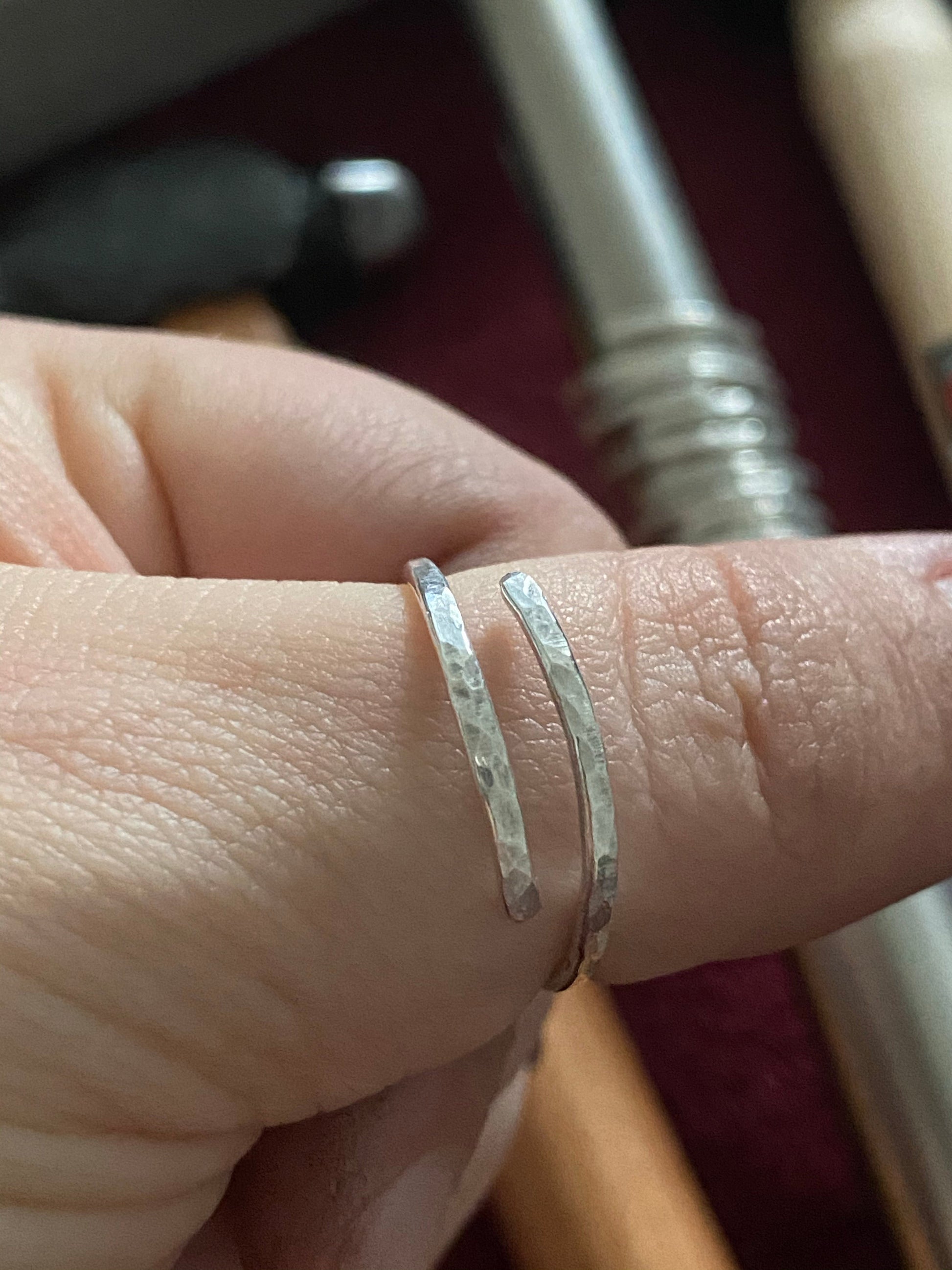 Skinny hammered thumb ring NM47