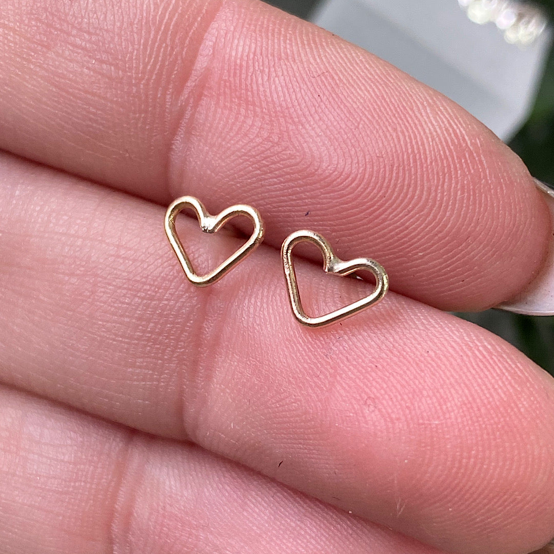 9ct Yellow Gold Wire heart stud earrings NM47