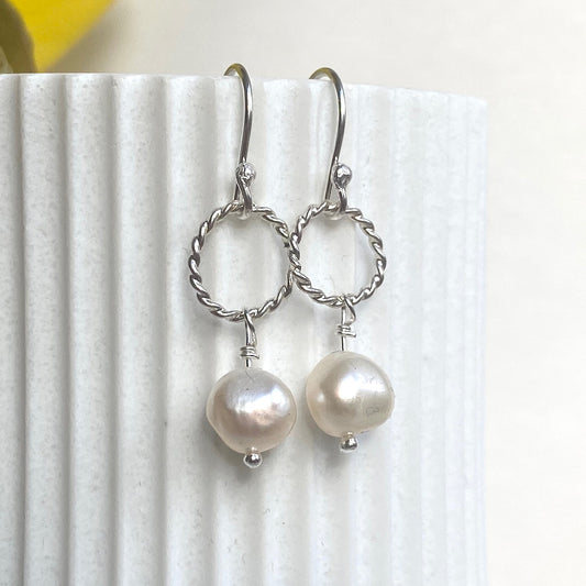 White freshwater Pearl earrings