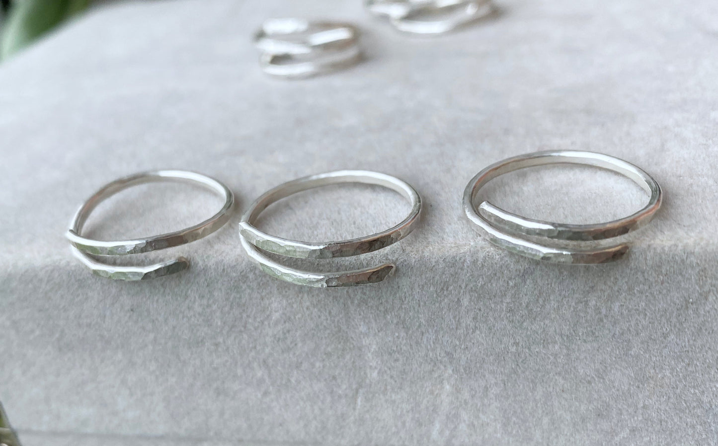 Skinny hammered thumb ring NM47