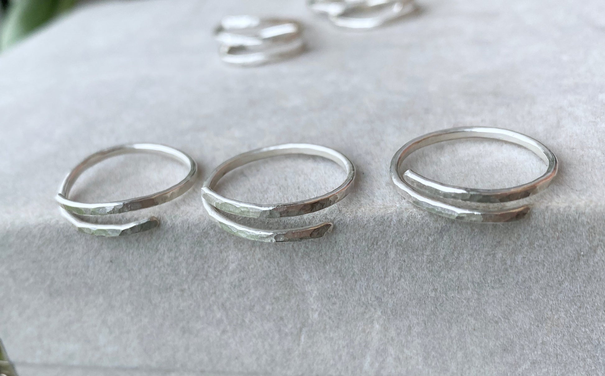 Skinny hammered thumb ring NM47