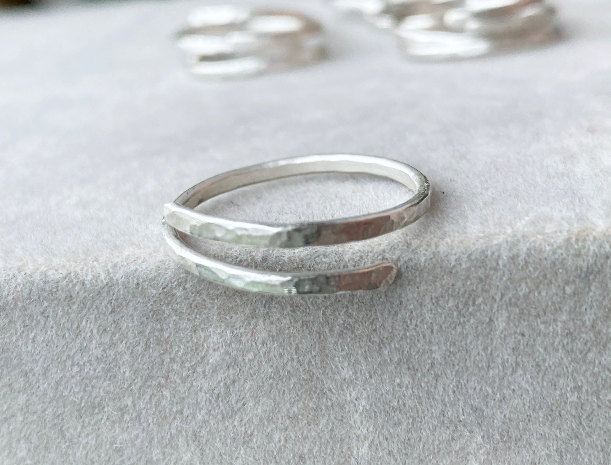 Skinny hammered thumb ring NM47