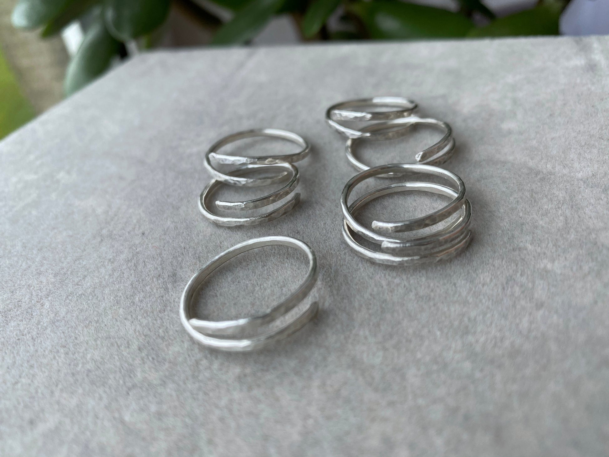 Skinny hammered thumb ring NM47