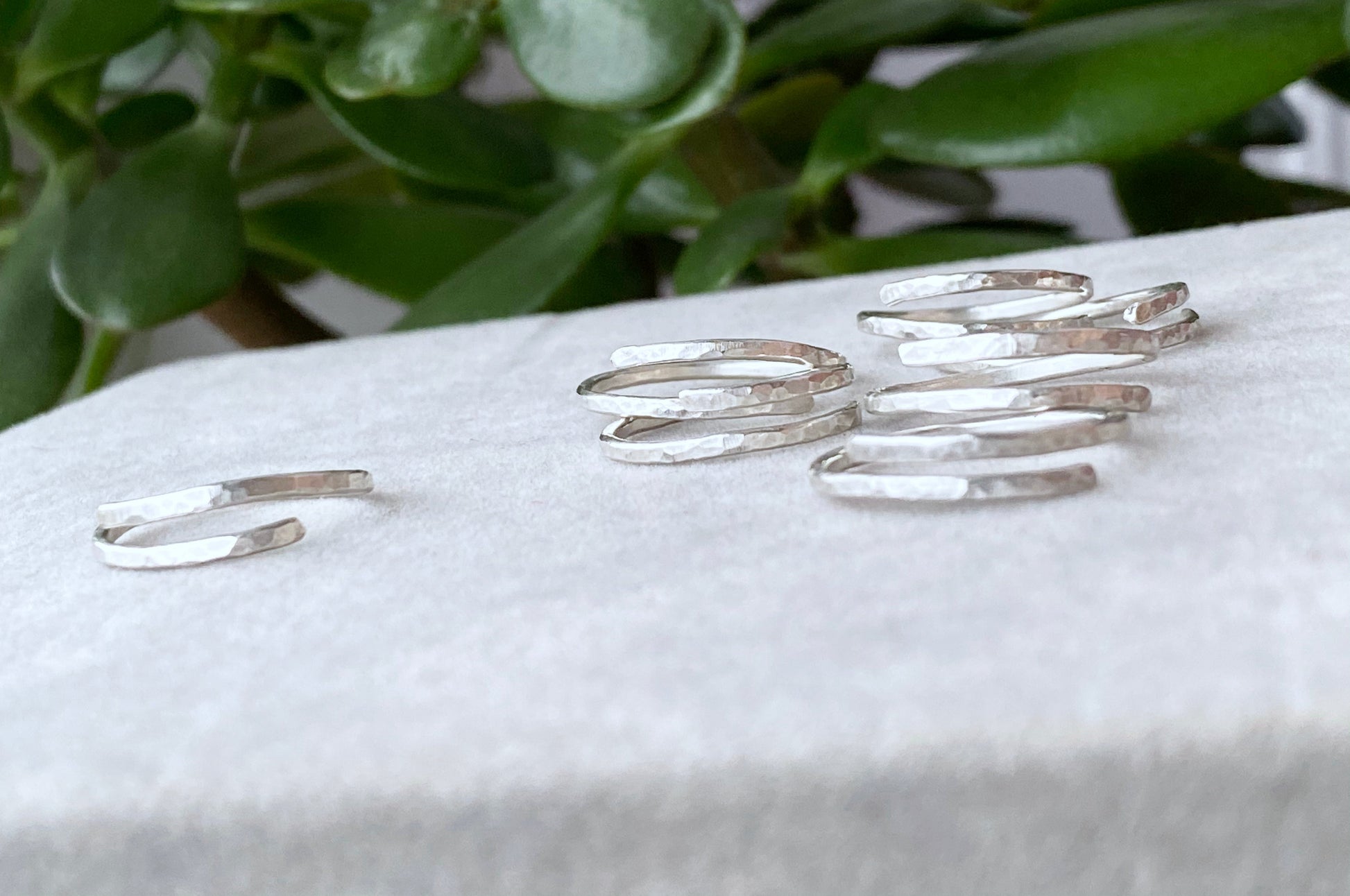 Skinny hammered thumb ring NM47